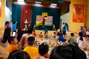 Công đoàn trường THPT Chi Lăng tổ chức vui tết Trung thu cho các em học sinh ở trọ, con em cán bộ, giáo viên, nhân viên