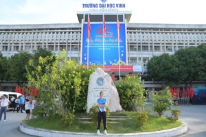 Cô giáo Nguyễn Thị Huệ - giáo viên giảng dạy môn Thể dục trường THPT Chi Lăng, đạt Giải Ba môn Bóng chuyền hơi Hội thao Người giáo viên nhân dân toàn quốc kỷ niệm 40 năm ngày Nhà giáo Việt Nam